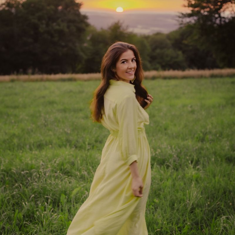 Portrait mit gelbem Kleid bei Sonnenuntergang
