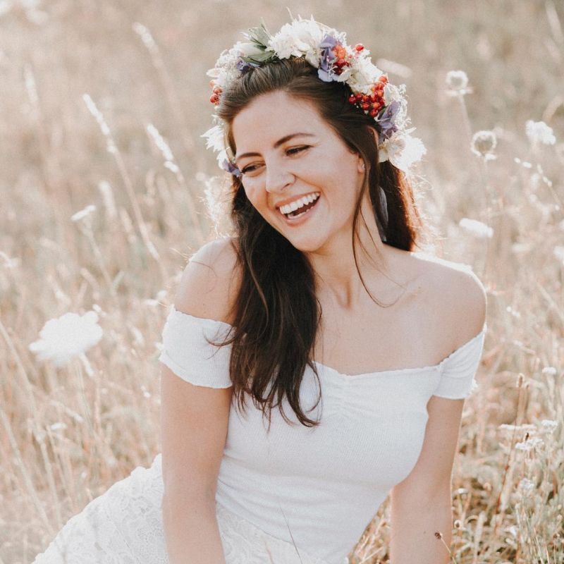Portrait mit Blumenkranz