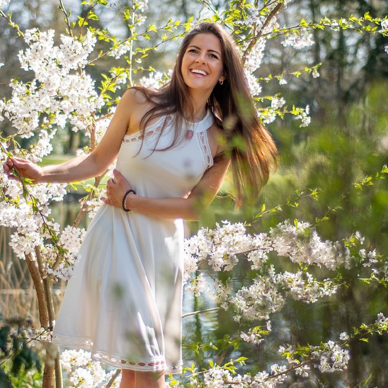 Weißes Kleid in der Natur