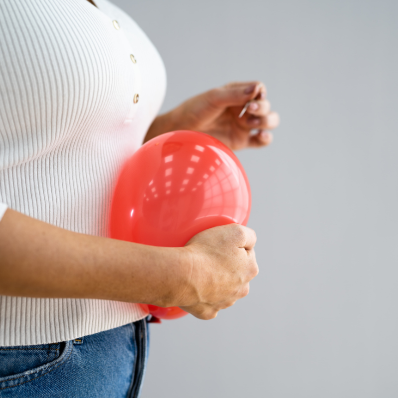 Frau mit unberechenbarem Bauch und Völlegefühl